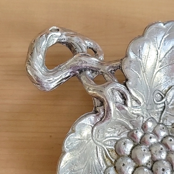 Arthur Court Signed Grape Leaf Hand Cast Aluminum Fruit Dish - Picture 2 of 4